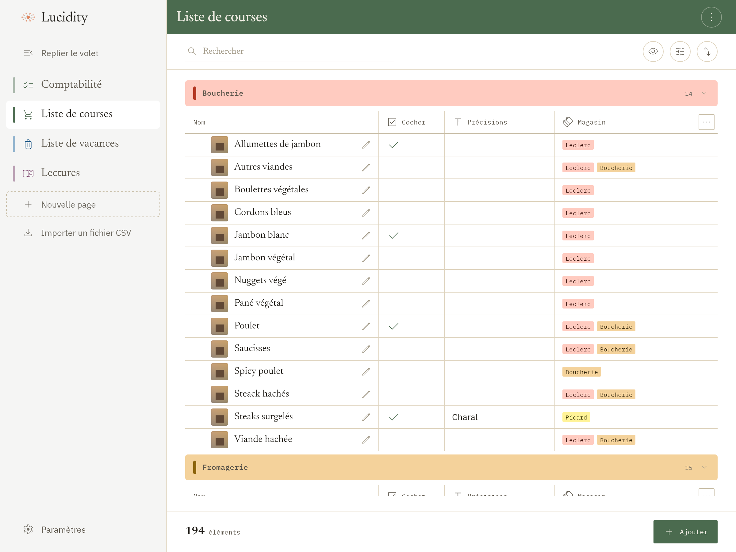 Une liste de courses en tableau : colonnes Cocher, Précisions et Magasin, éléments groupés par rayon.